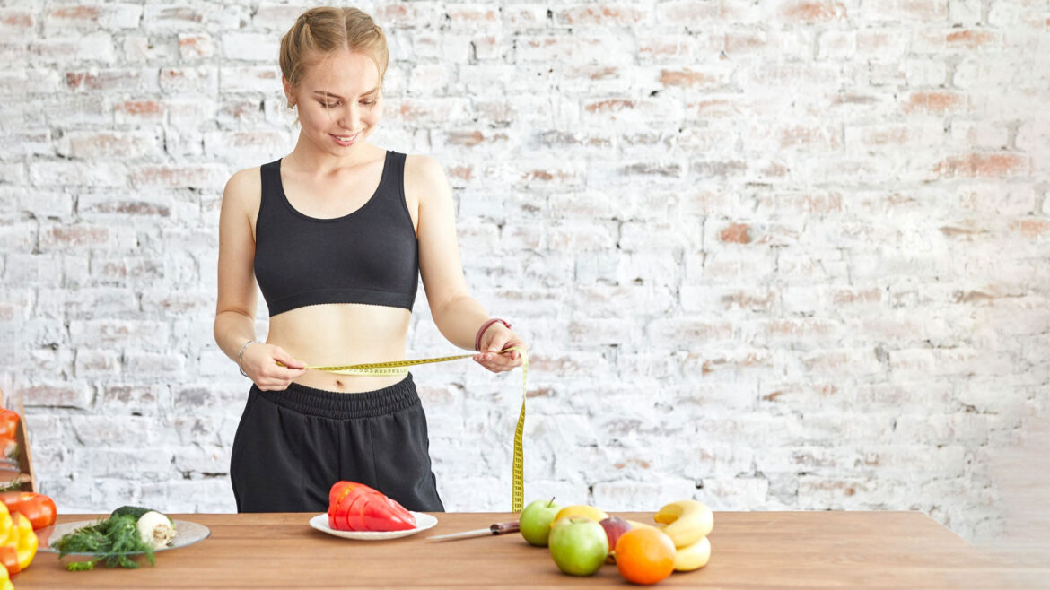 girl eating fruits to loose weight